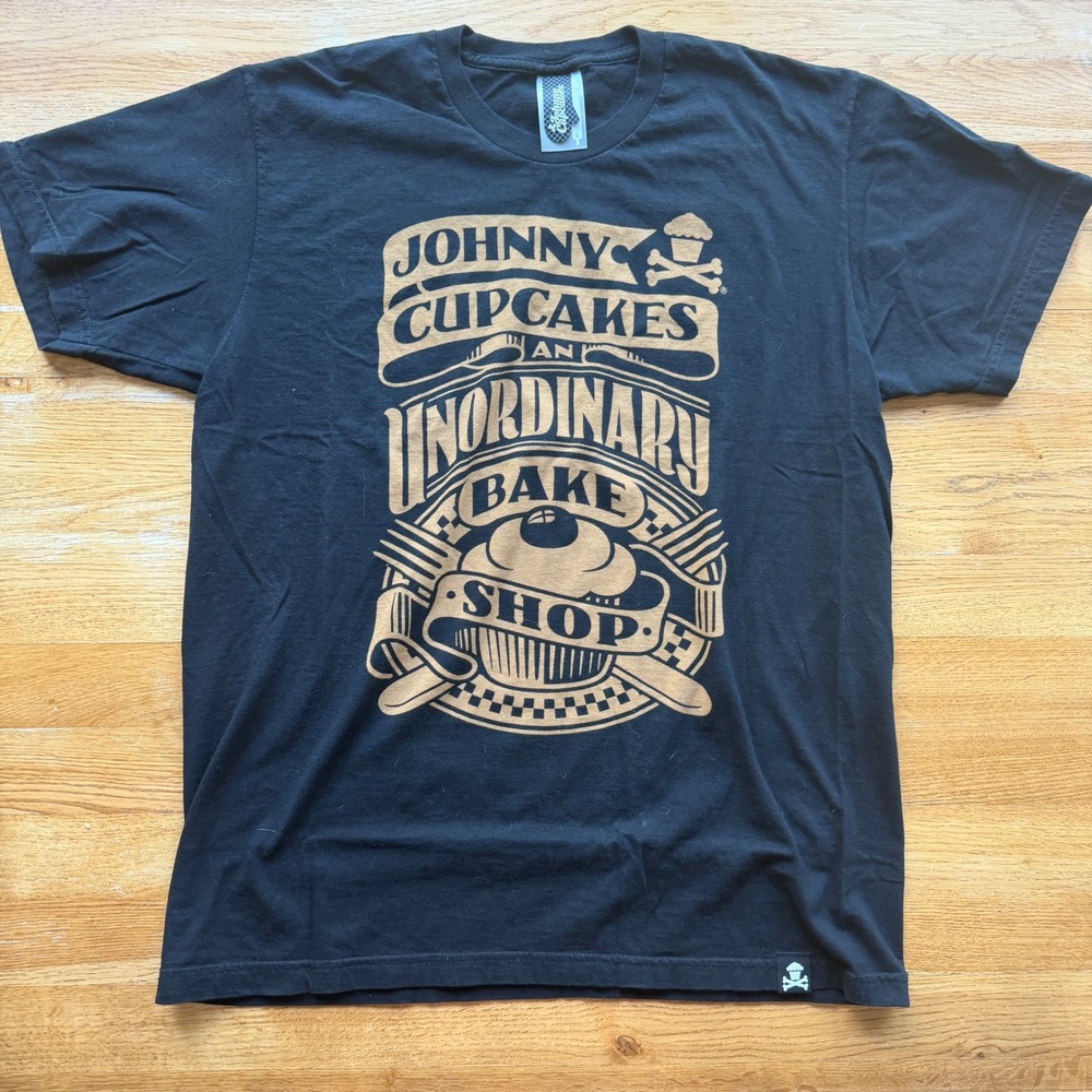 Johnny Cupcakes An Unordinary Bake‎ Shop Graphic T-Shirt Black Tan Mens Large